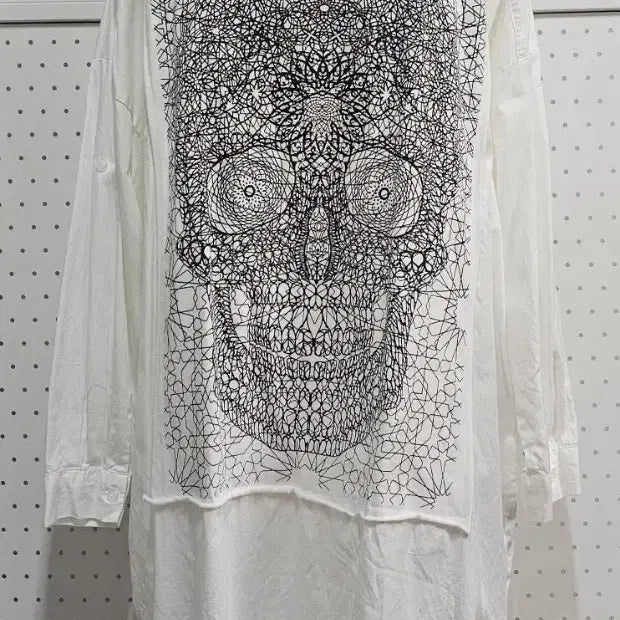 [BUNJANG] White Skull Pattern Long Shirt with Back Printing and Asymmetrical Hem / 화이트 해골 패턴 롱셔츠 백프린팅 언발 루즈핏 롱셔츠 롱셔츠원피스