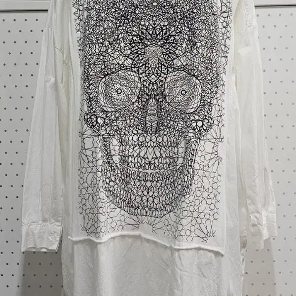 [BUNJANG] White Skull Pattern Long Shirt with Back Printing and Asymmetrical Hem / 화이트 해골 패턴 롱셔츠 백프린팅 언발 루즈핏 롱셔츠 롱셔츠원피스