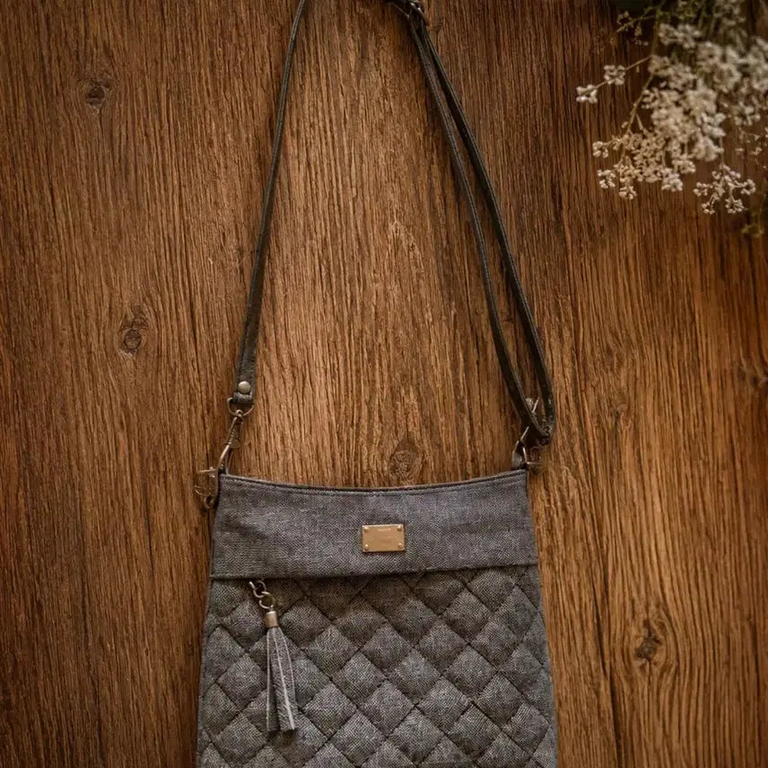 [BUNJANG] Stylish Crossbody Bag with Tassel Accent / 고급스러운 크로스백