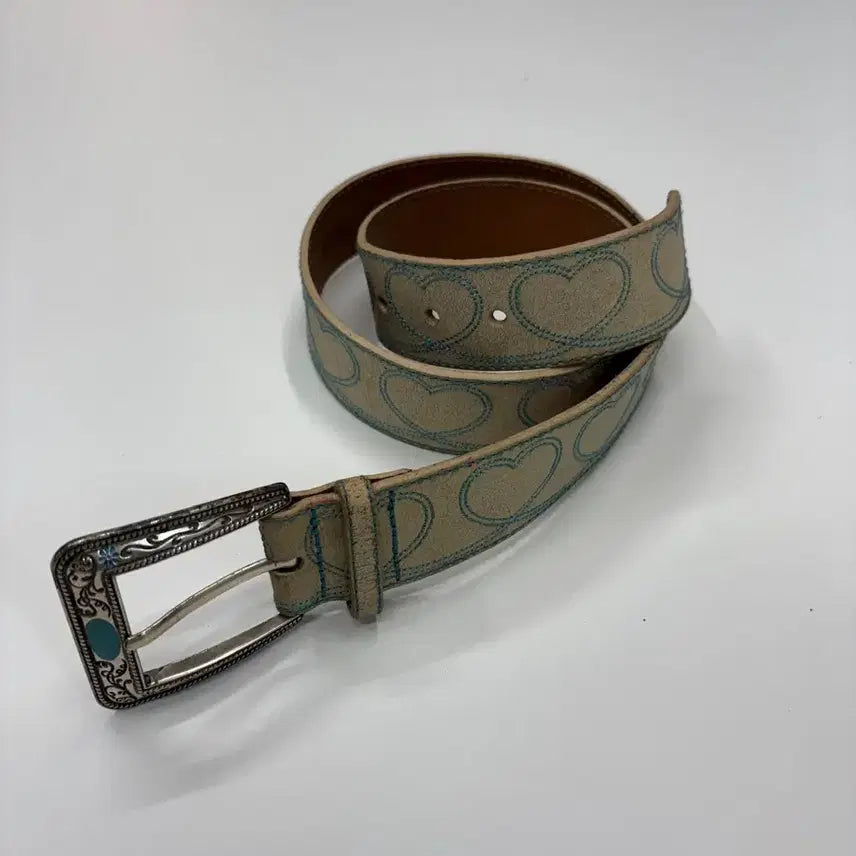 [BUNJANG] GUESS Vintage Heart Pattern Full Grain Leather Belt / GUESS 게스 빈티지 하트 패턴 풀그레인 레더 벨트