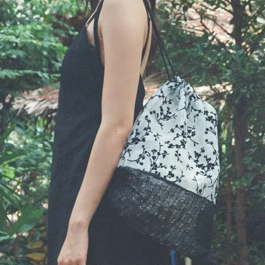 [BUNJANG] YAHN Lace Drawstring Bag - Flower / [미착용새상품/택o] YAHN 레이스 드로우 스트링 백 - 플라워