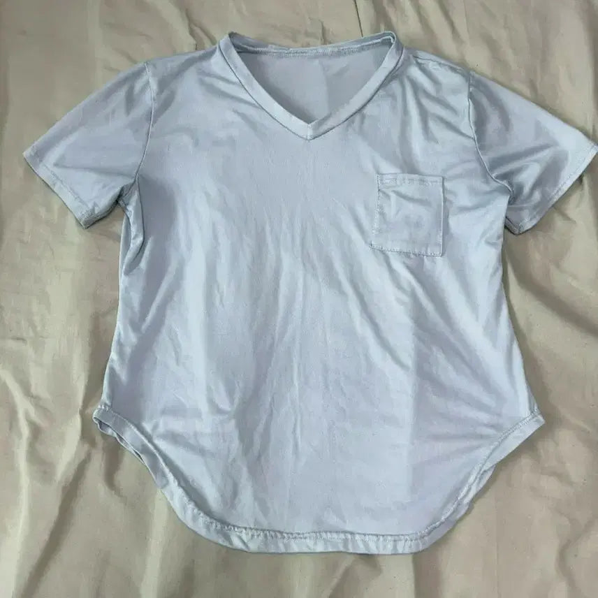 [BUNJANG] Sky Blue V-Neck Short Sleeve T-Shirt with Pocket / 깔끔한 하늘색 브이넥 반팔 티셔츠 요가 필라테스