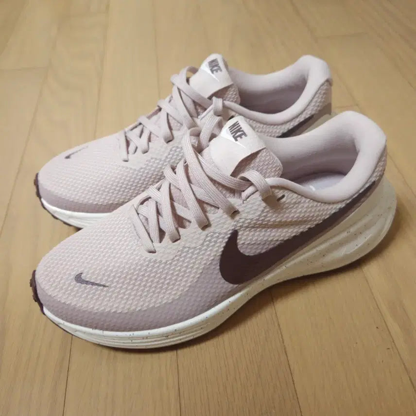 [BUNJANG] Nike Women's Revolution 8 SE Running Shoes Pink Size 250 / 나이키 우먼스 레볼루션8 se 250사이즈 새제품