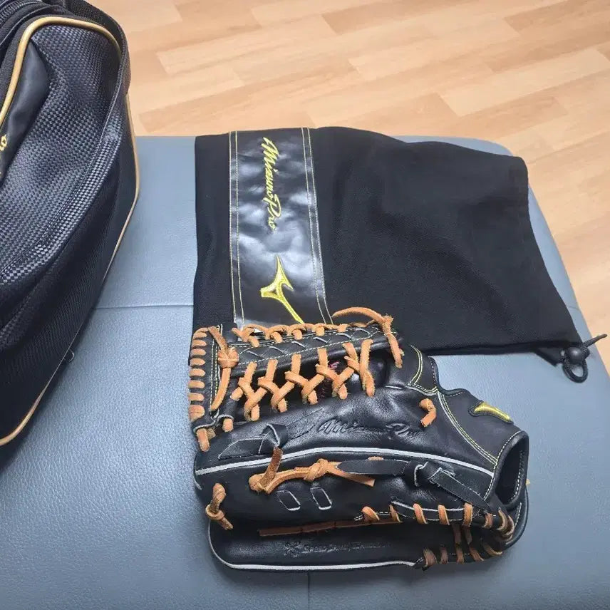 [BUNJANG] Mizuno Pro Baseball Glove Black with Dust Bag / 미즈노 프로 야구 글러브 블랙 + 더스트백