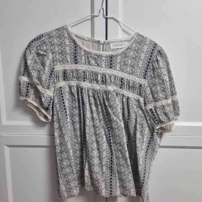 [BUNJANG] Studio White Patterned Blouse / 스튜디오 화이트 패턴 블라우스 스몰 studio white