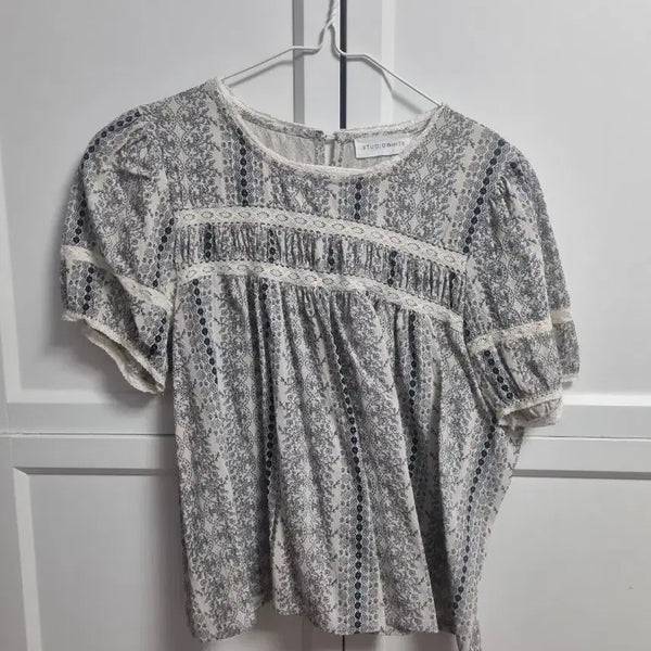 [BUNJANG] Studio White Patterned Blouse / 스튜디오 화이트 패턴 블라우스 스몰 studio white