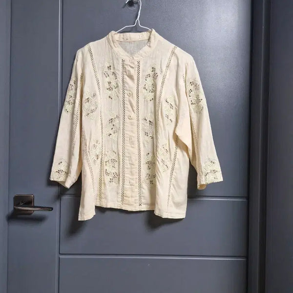 [BUNJANG] Punch Embroidery Beige Hong Kong Style Blouse Size 77 / 펀칭자수. 베이지 홍콩.  블라우스. 77