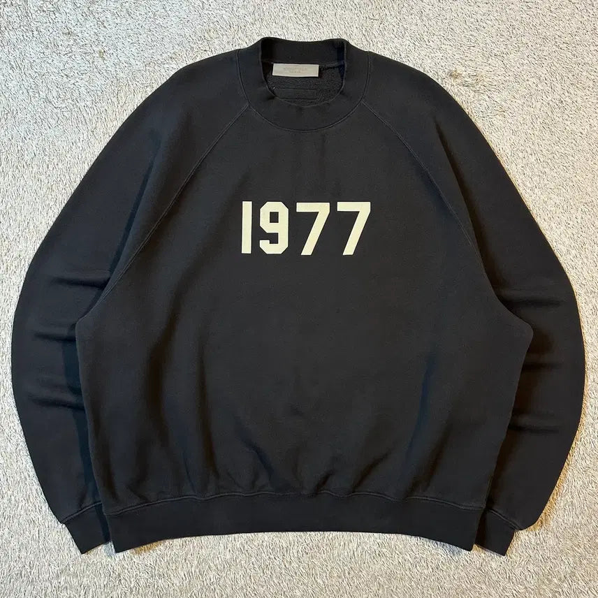 [BUNJANG] Fear of God Essentials 1977 Suede Logo Crewneck Sweatshirt Iron L / [L] 피어오브갓 에센셜 1977 크루넥 맨투맨 아이언