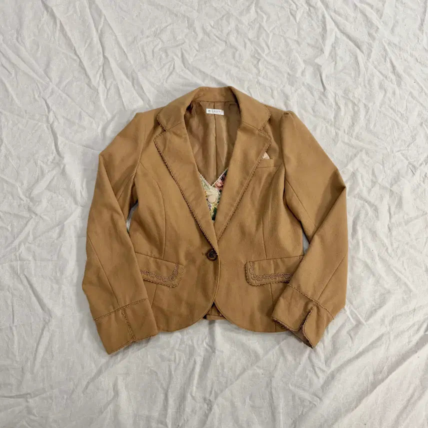 [BUNJANG] Axizfarm Layered Flower Vest Two-Way Camel Brown Jacket / 엑시즈팜 레이어드 플라워 베스트 조끼 투웨이 카멜 브라운 자켓 모리걸