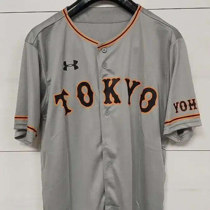 [BUNJANG] Under Armour Tokyo Giants Baseball Uniform Grey / 언더아머 도쿄 자이언츠 야구 유니폼 그레이 사용감있음 작은올2곳