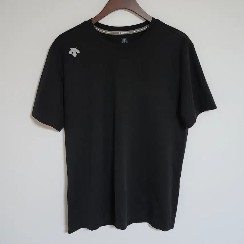 [BUNJANG] Descente Logo Short Sleeve T-Shirt Black / L 데상트 로고 반팔티 티셔츠 블랙 SM123UTS20-M-1