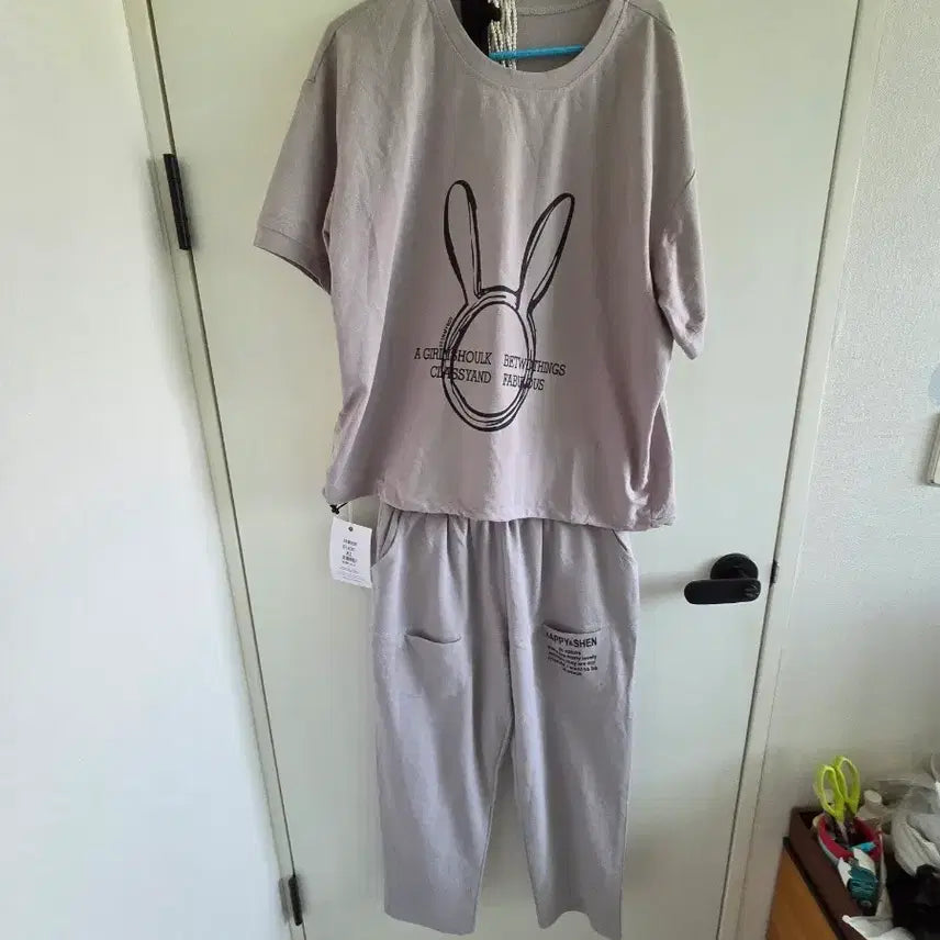 [BUNJANG] Rabbit Print Short Sleeve T-Shirt and Training Set / 토끼 프린팅 반팔 티셔츠 세트