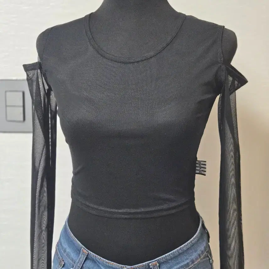 [BUNJANG] Divine Comedy Cutout Shoulder Slit Span Black Crop Top / 디바인 코미디  컷아웃 어깨 트임 스판  블랙 크롭 티