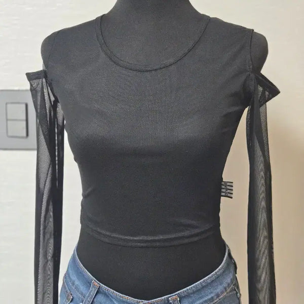 [BUNJANG] Divine Comedy Cutout Shoulder Slit Span Black Crop Top / 디바인 코미디  컷아웃 어깨 트임 스판  블랙 크롭 티