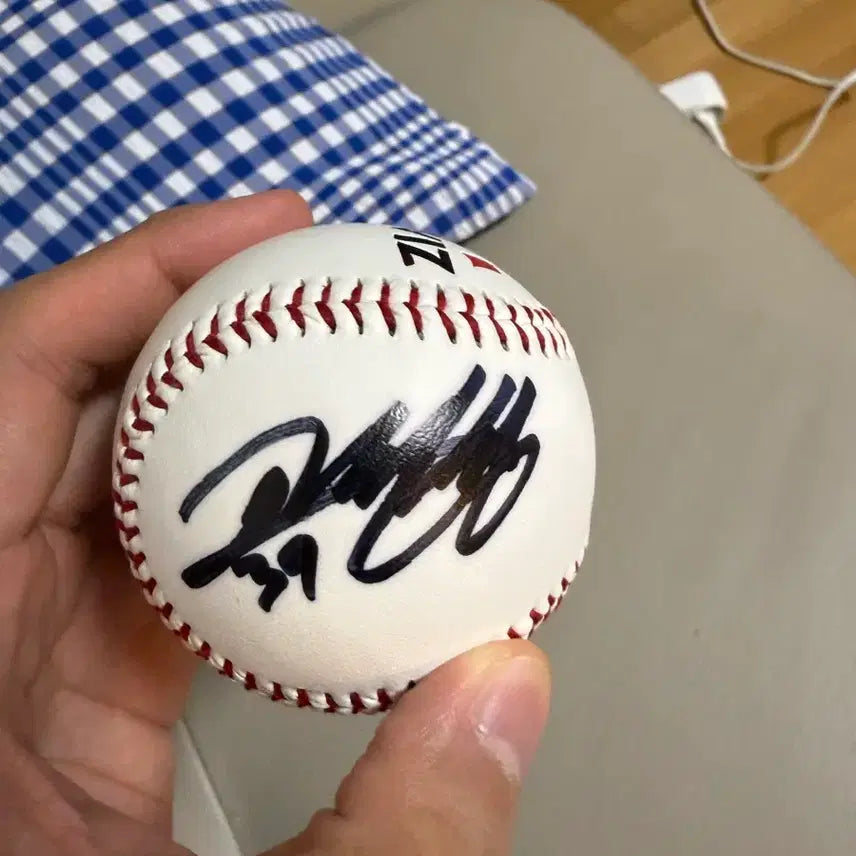 [BUNJANG] KT Wiz Ko Chang-sung Signed Logo Ball / KT 위즈 고창성 친필 로고볼 싸인볼