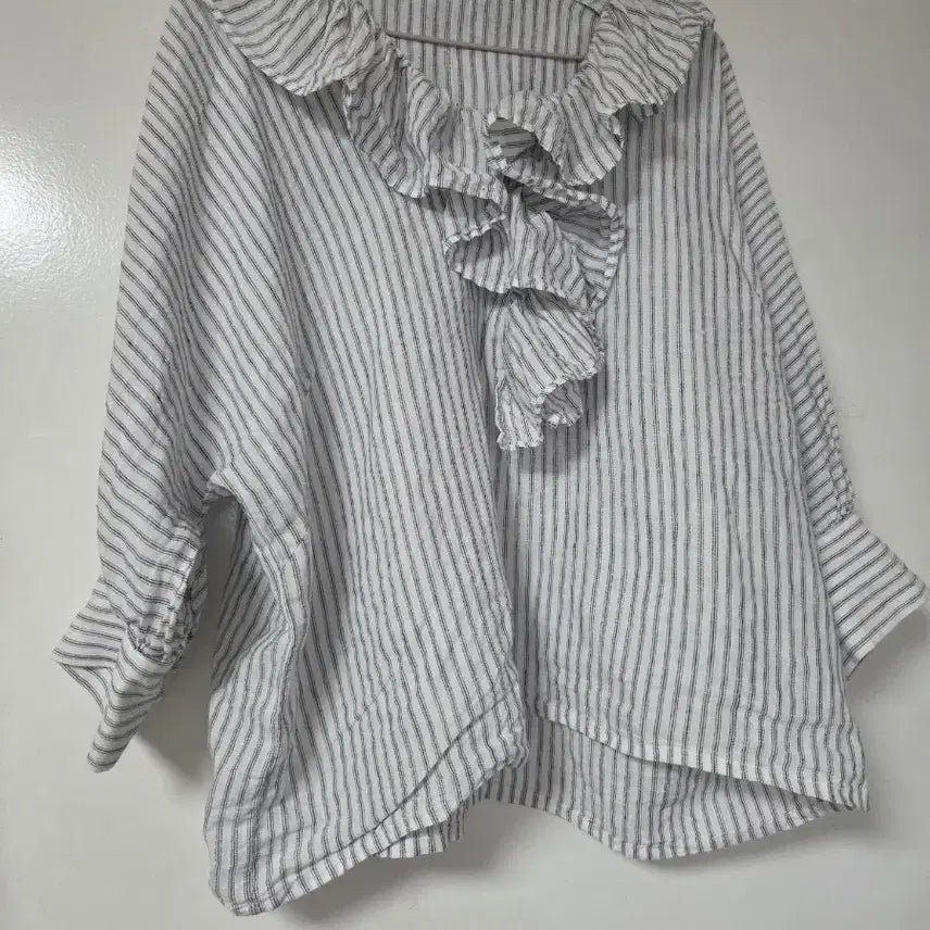 [BUNJANG] a piece of Library Ruffled Stripe Blouse Linen / 일본 프리미엄 내추럴: a piece of Library 프릴 스트라이프