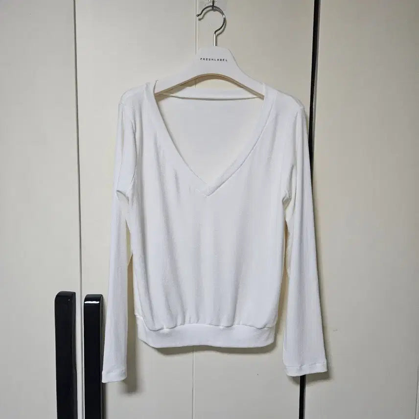[BUNJANG] Wednesday Oasis V-Neck Long-Sleeve T-Shirt / 웬즈데이오아시스 브이넥 긴팔 티셔츠