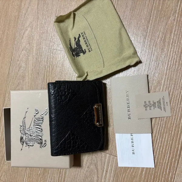 [BUNJANG] Burberry Black Embossed Check Leather Flap Card Case / 버버리 블랙 엠보싱 체크 가죽 플랩 카드 케이스