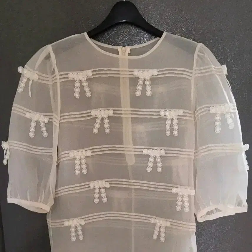 [BUNJANG] Ribbon Embroidery See-through Short Sleeve Blouse / (새상품)리본 자수 시스루 반팔 블라우스  오간자 블라우스