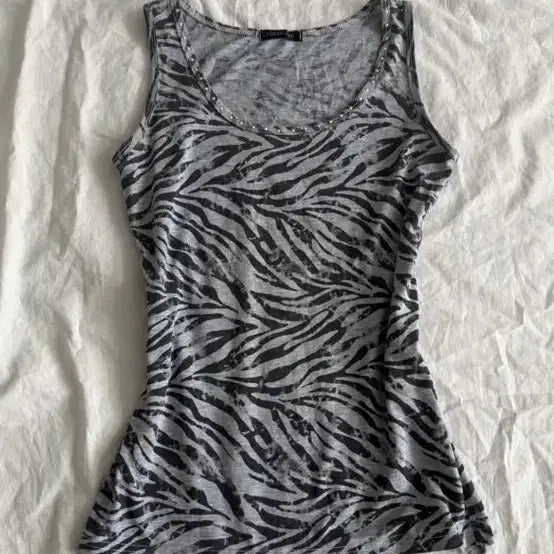[BUNJANG] Zebra Punk Studded Y2K Tank Top / 지브라펑크스터드갸루y2k나시