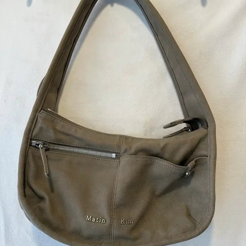 [BUNJANG] Matin Kim Zip Around Suede Shoulder Bag / Matin Kim 마뗑킴 집 어라운드 스웨이드 숄더백