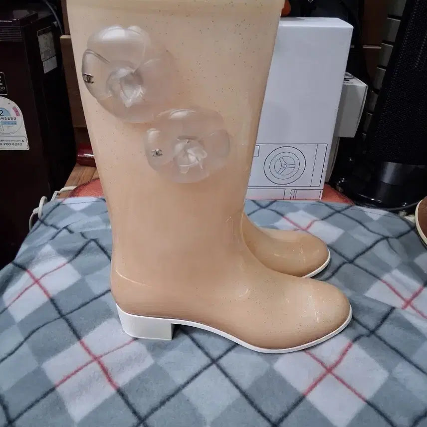 [BUNJANG] Chanel Rose Embellished Rain Boots Beige / 샤넬 장미 장식 레인부츠 베이지