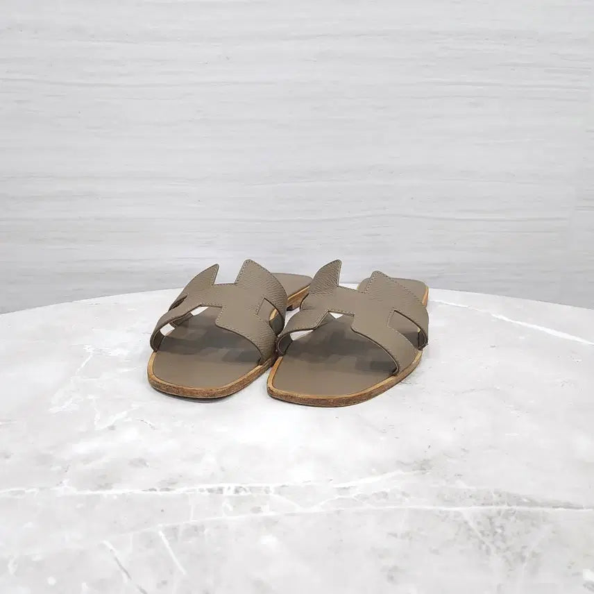 [BUNJANG] Hermes Oran Sandals Slippers Etoupe 38.5 / 38.5 / 에르메스 오란 샌들 슬리퍼 에토프 H202230Z