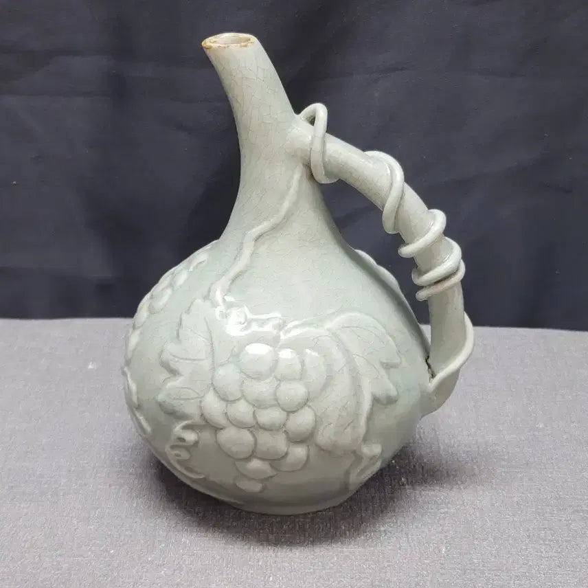 [BUNJANG] Celadon Vase with Embossed Grape Motif / 청자 양각 포도문 주자호