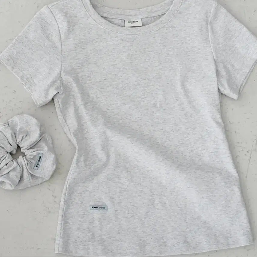 [BUNJANG] Ronron Slim Fit T-shirt Melange Grey with Scrunchie / 론론 슬림핏 티셔츠 멜란지그레이(곱창머리끈)