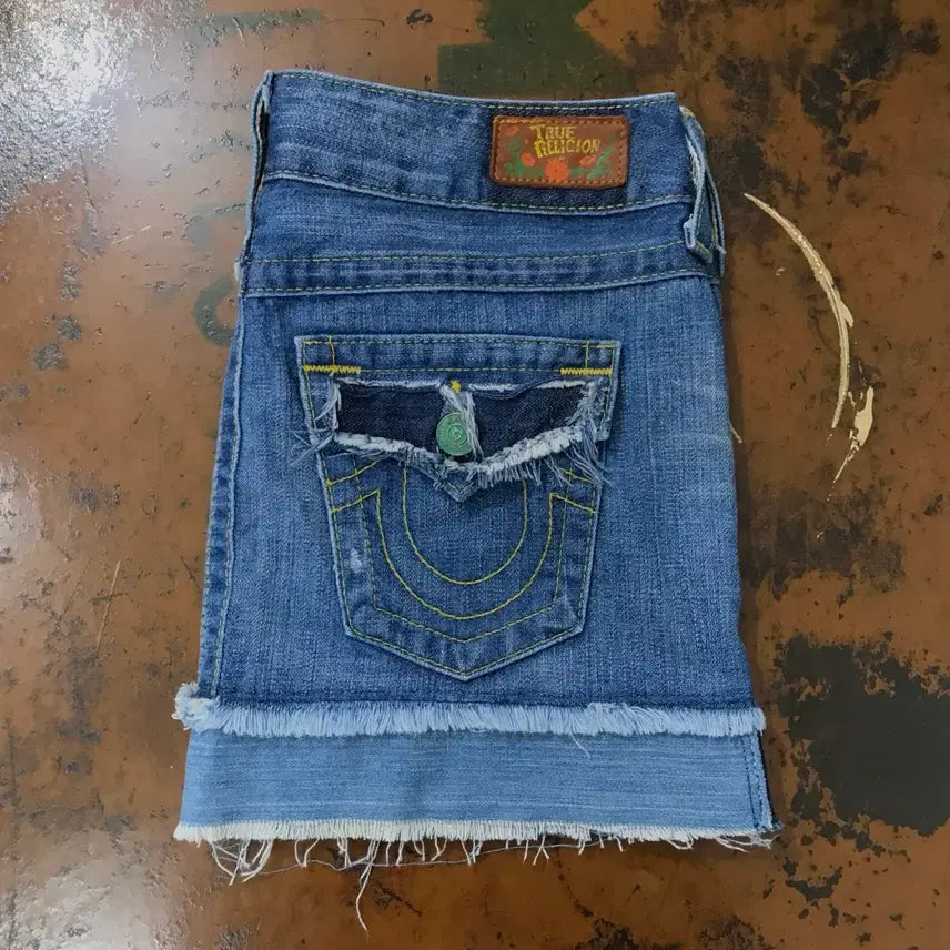 [BUNJANG] True Religion Low-Rise Medium Wash Denim Mini Skirt (Size 31) / 트루릴리젼 로우라이즈 중청 데님 미니스커트 골반 31 사이즈