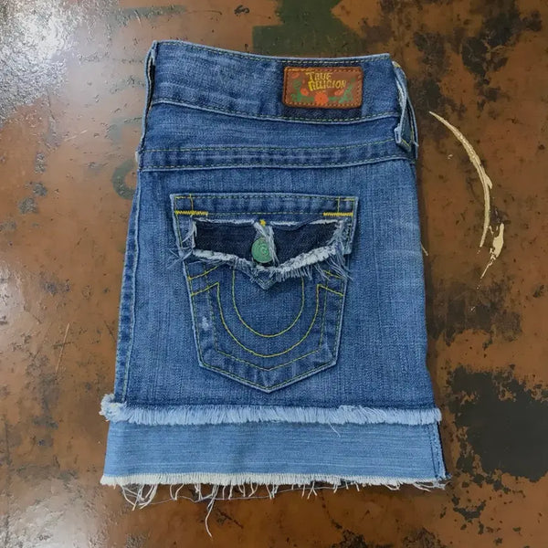 [BUNJANG] True Religion Low-Rise Medium Wash Denim Mini Skirt (Size 31) / 트루릴리젼 로우라이즈 중청 데님 미니스커트 골반 31 사이즈