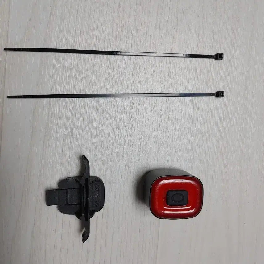 [BUNJANG] CubeLight 2K Automatic Bicycle Taillight with Brake Sensor / 큐브라이트2K 브레이크 센서 자동 자전거 후미등 팝니다(레일용)택포1.8