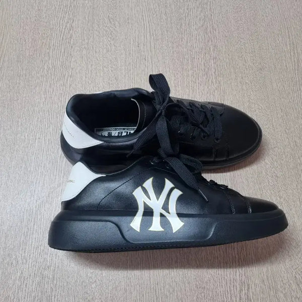 [BUNJANG] MLB Chunky Classic New York Yankees Sneakers (275mm) / MLB 청키클래식 뉴욕양키즈(275mm)