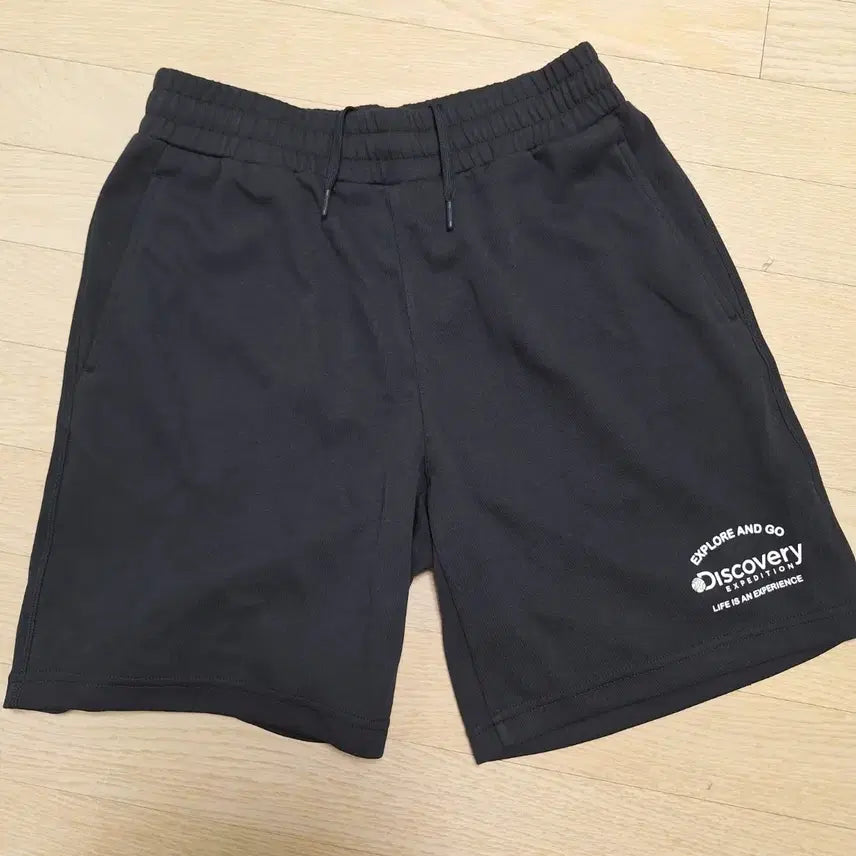 [BUNJANG] Discovery Expedition Black Shorts (Size 32) / 디스커버리 익스페디션 블랙 반바지 새상품 팝니다
