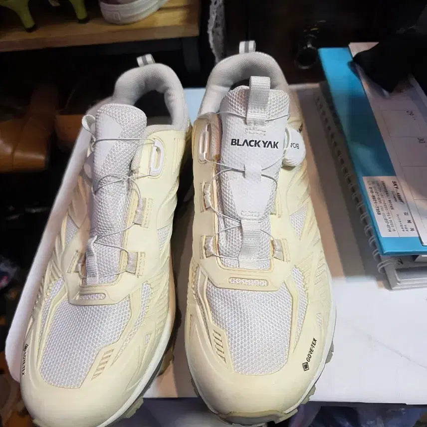 [BUNJANG] Black Yak Gore-Tex Trekking Shoes Beige / 블랙야크 고어텍스 트레킹화 베이지색