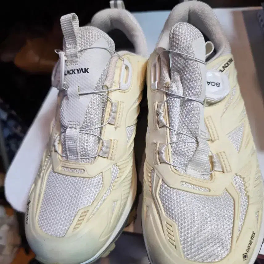 [BUNJANG] Blackyak Gore-Tex Boa Hiking Shoes Beige / 블랙야크 고어텍스 보아 운동화 베이지
