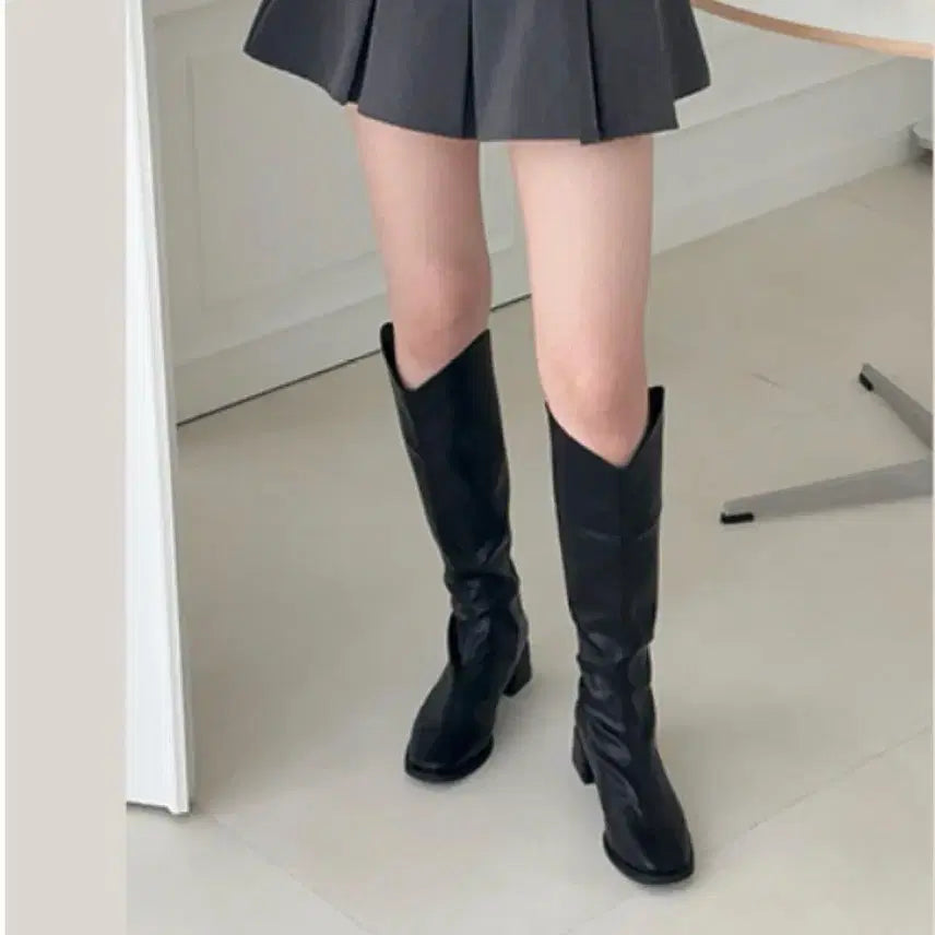 [BUNJANG] Knee-High Boots with V-Cut Detail and 4.5cm Mid-Heel / 폭신 스퀘어 미들힐 브이컷 롱부츠 4.5cm
