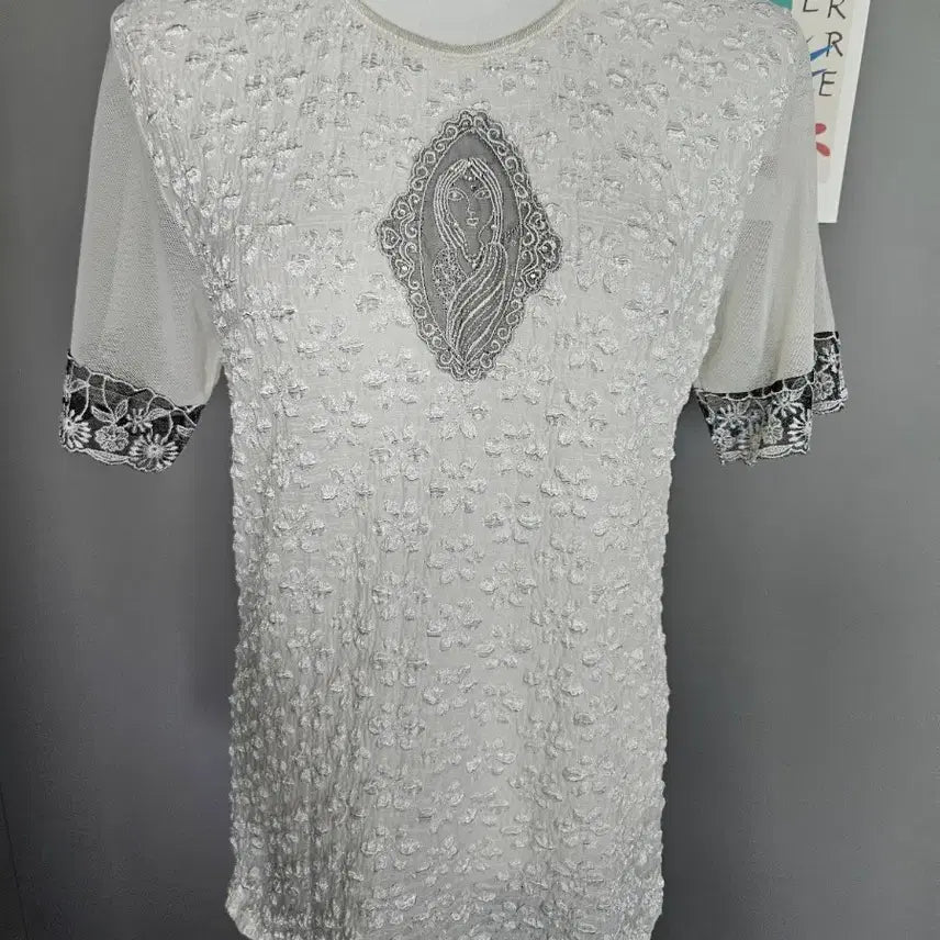 [BUNJANG] White Embroidered Blouse / 화이트 자수 블라우스