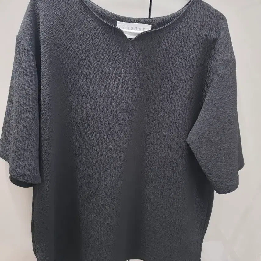 [BUNJANG] Side Slit Neck Blouse T-Shirt / 옆트임 반팔티 엠보 슬릿넥 블라우스 티셔츠