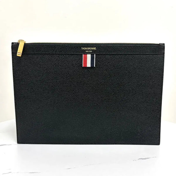[BUNJANG] Thom Browne Signature Stripe Pebble Leather Clutch Bag Small Black / 톰브라운 삼선 클러치백 블랙 스몰 (MAC019L)