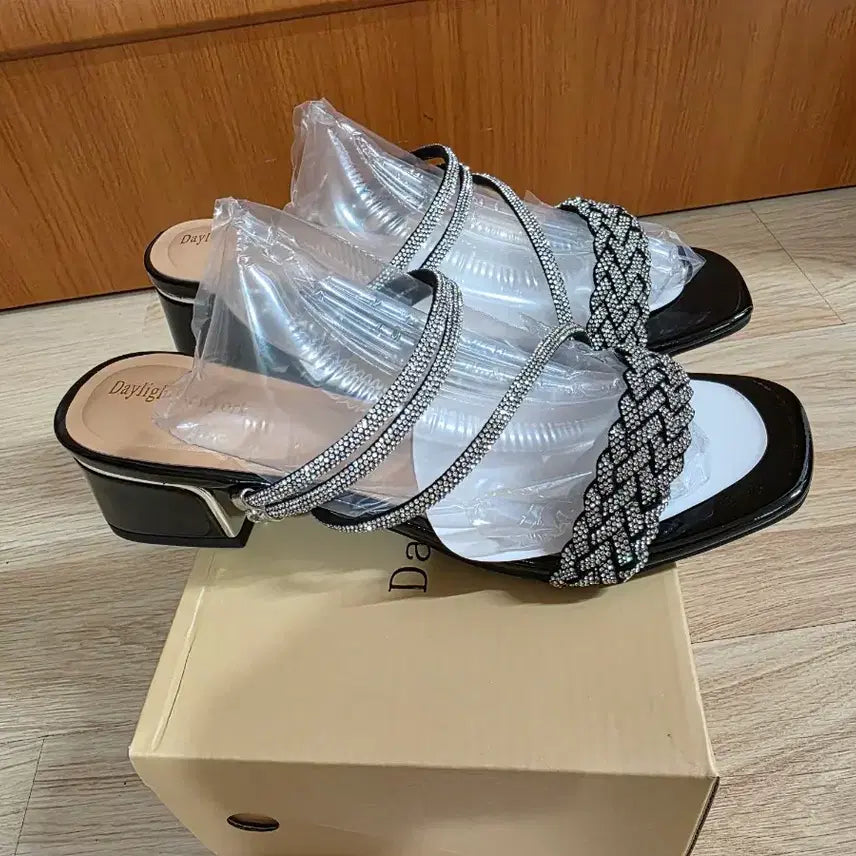 [BUNJANG] Daylight New York Handmade Cubic Sandals (245mm) / (새상품) <데이라잇 뉴욕>성수동 수제화 소가죽 큐빅 샌들(245mm)