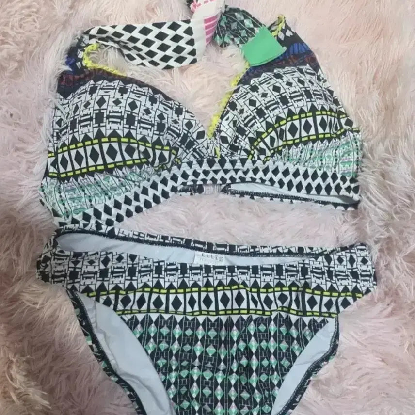 [BUNJANG] Elle Swimwear Bikini Pattern Size 85-90 / 엘르 수영복 엘르 수영복 85~90비키니 패턴. 실착용1회. 상태 좋아요