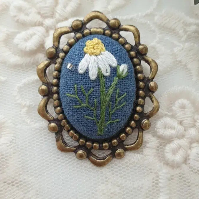 [BUNJANG] French Embroidery Mini Brooch (Chamomile) / 프랑스자수 미니 브로치(카모마일)