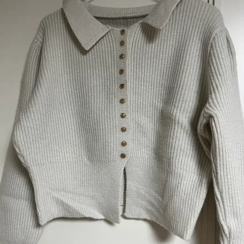 [BUNJANG] Gold Button Detail Ivory Ribbed Knit Sweater / 금장 포인트 아이보리 시보리 니트