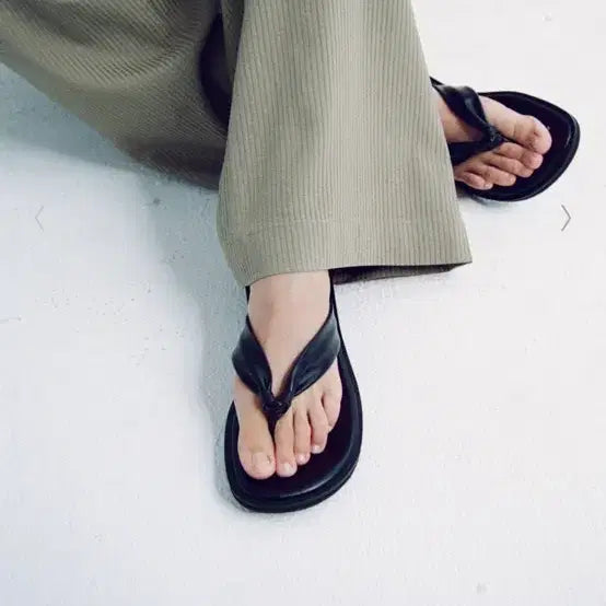[BUNJANG] Facadepattern Round Toe Fluffy Sandals (Black / 250) / 파사드패턴 라운드 토 플러피 샌들 (Black / 250)
