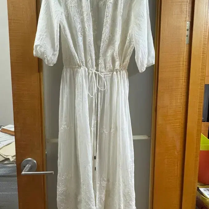[BUNJANG] White Lace Embroidered Long Gown / (새상품)화이트 레이스 자수 롱 가운