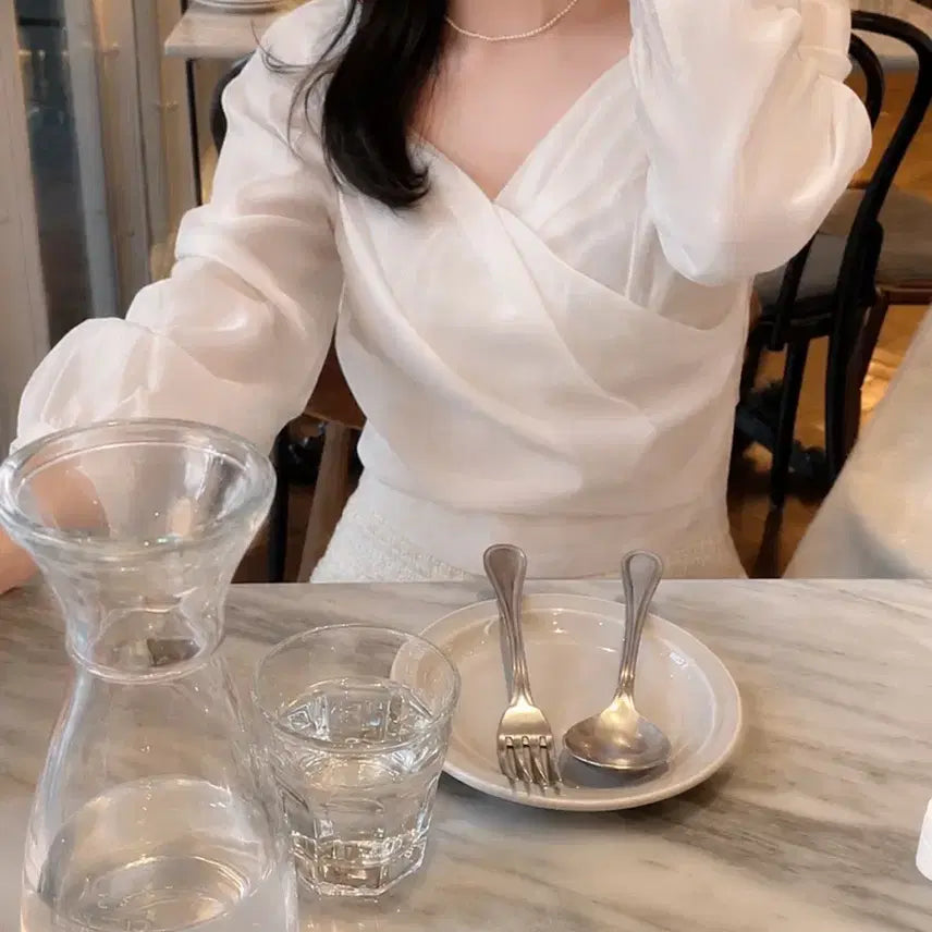 [BUNJANG] CLORE Puff Shirring Wrap Blouse / CLORE 클로르 퍼프 셔링 랩 블라우스