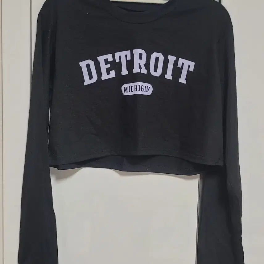 [BUNJANG] DETROIT Black Cropped Long Sleeve T-Shirt / DETROIT 블랙 크롭 긴팔 티셔츠