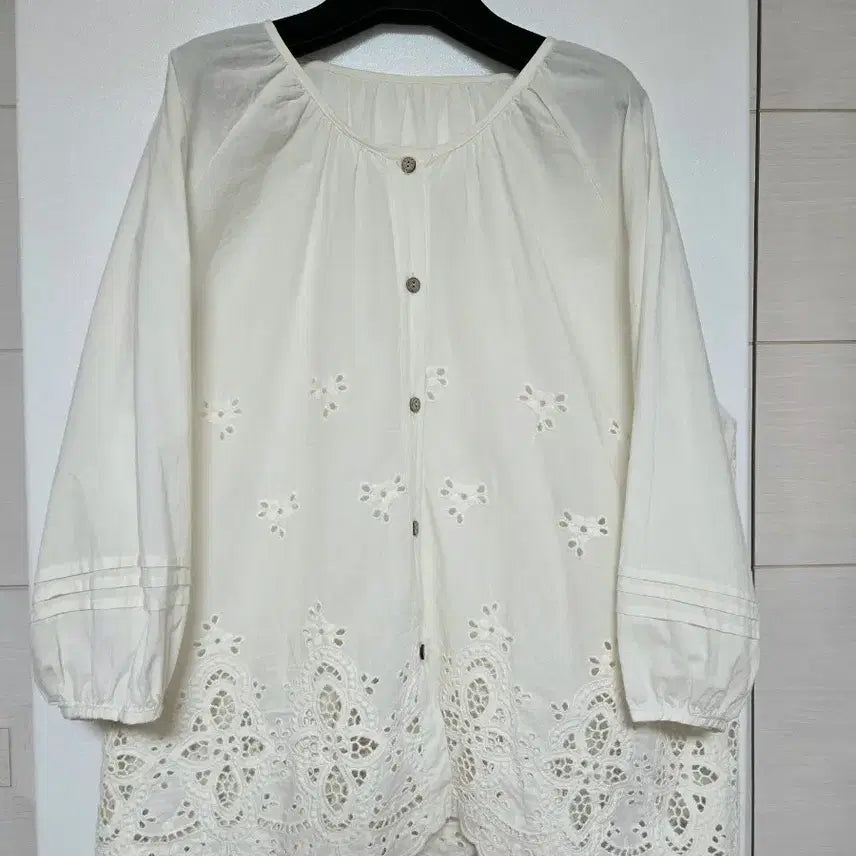 [BUNJANG] Knock Summer Embroidered Blouse / Knock 여름 국산 자수 블라우스 (새상품)