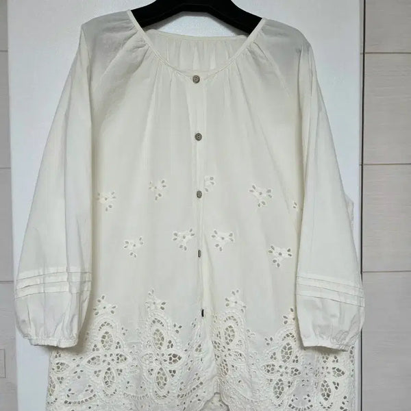 [BUNJANG] Knock Summer Embroidered Blouse / Knock 여름 국산 자수 블라우스 (새상품)